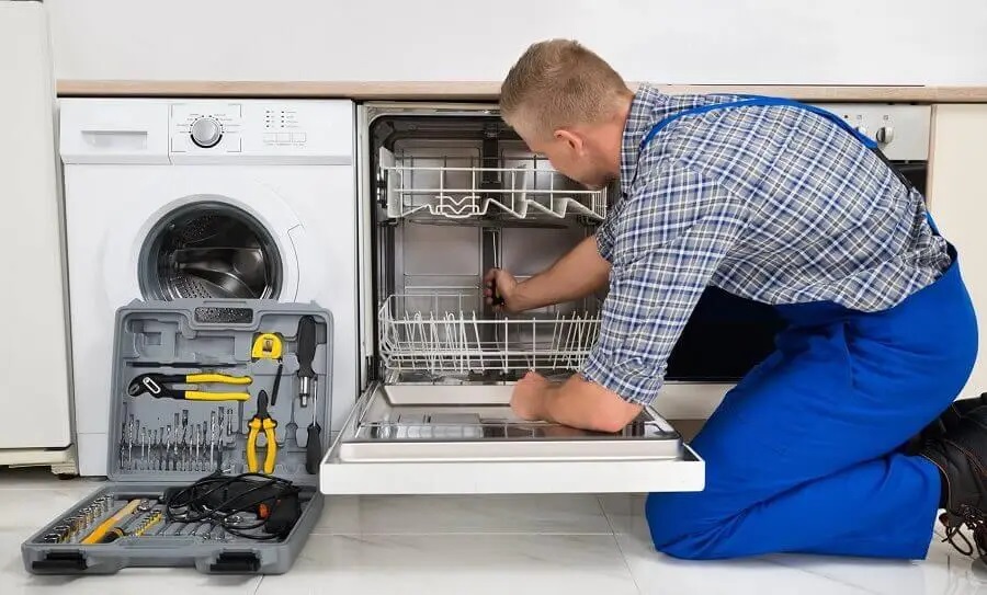 Çankaya Protherm servisi teknisyen ekibi beyaz eşya tamiri yaparken